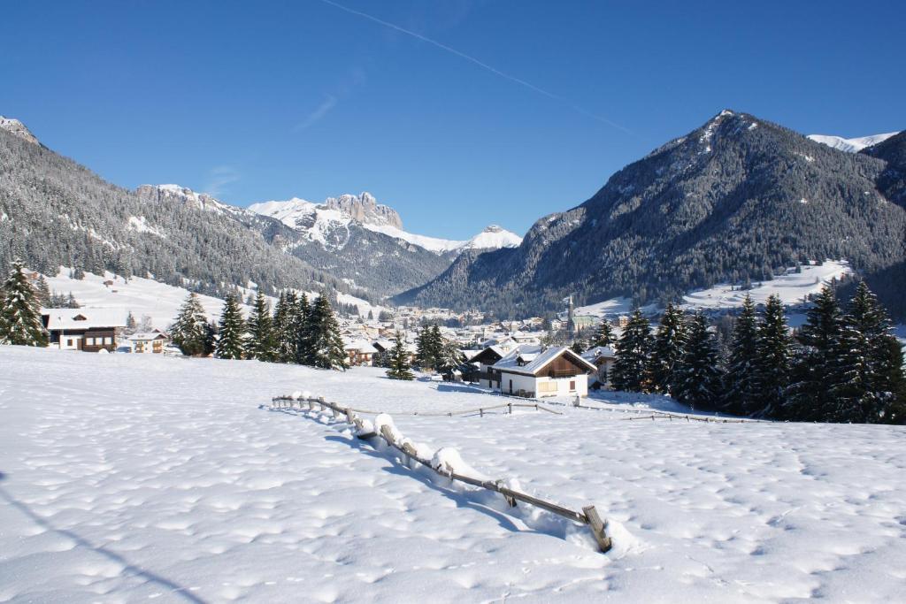 Hotel Villa Mozart Pozza di Fassa Exterior photo