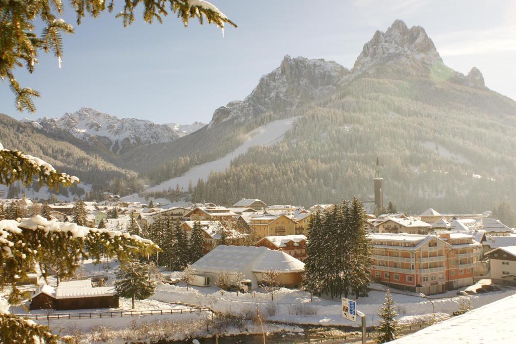 Hotel Villa Mozart Pozza di Fassa Exterior photo